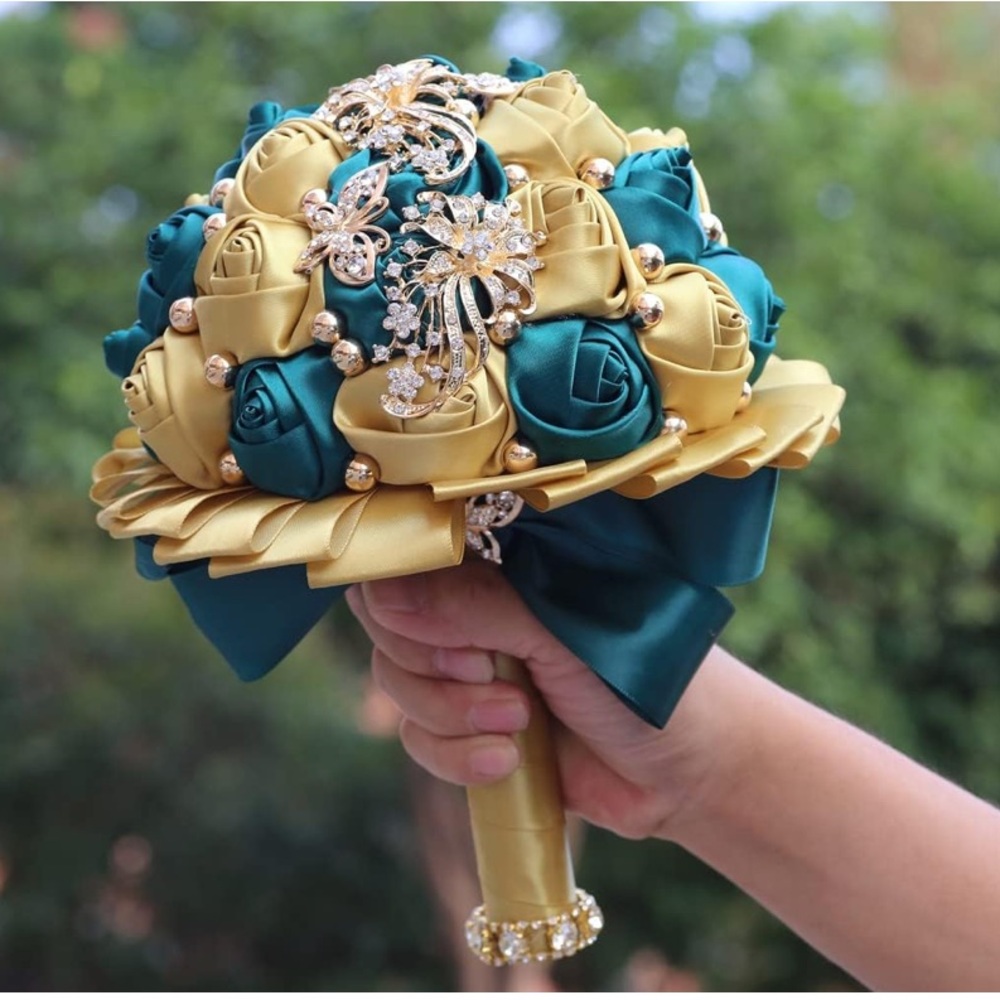 Elegant Gold and Green Rose Bouquet